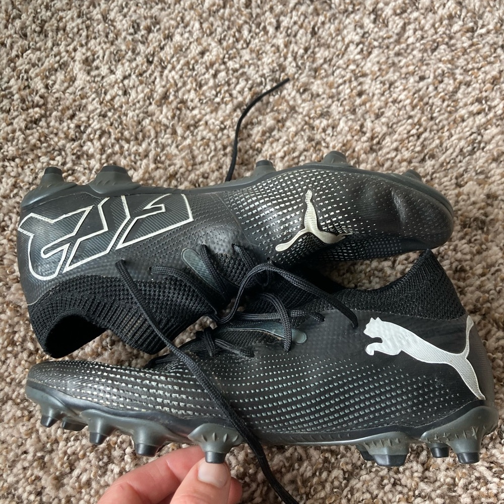 PUMA FUTURE 7 MATCH SOCCER CLEATS / BOYS SIZE 5